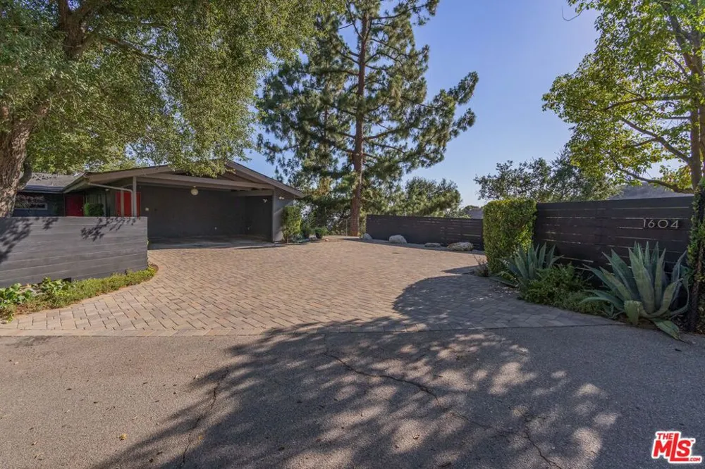1604 Woodglen Lane Altadena, CA 91001