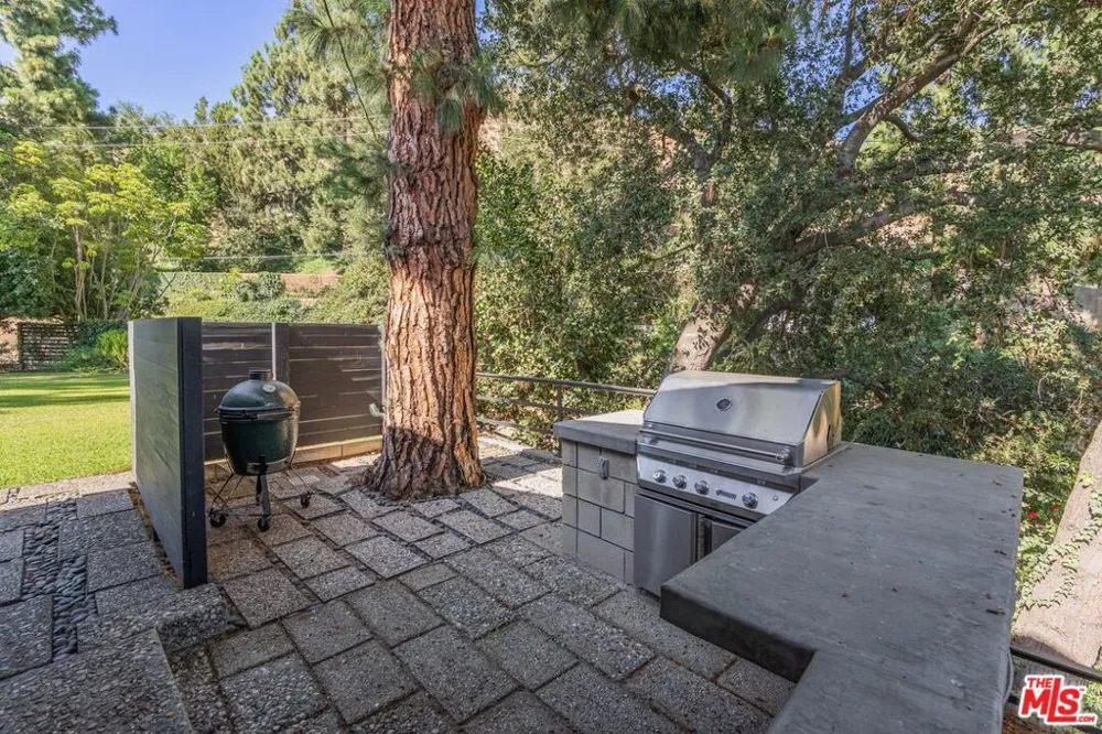 1604 Woodglen Lane Altadena, CA 91001