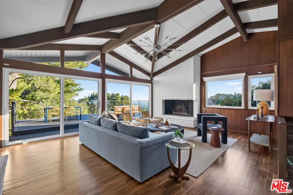 1604 Woodglen Lane Altadena, CA 91001