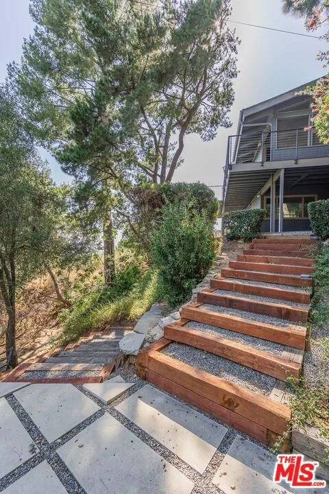 1604 Woodglen Lane Altadena, CA 91001