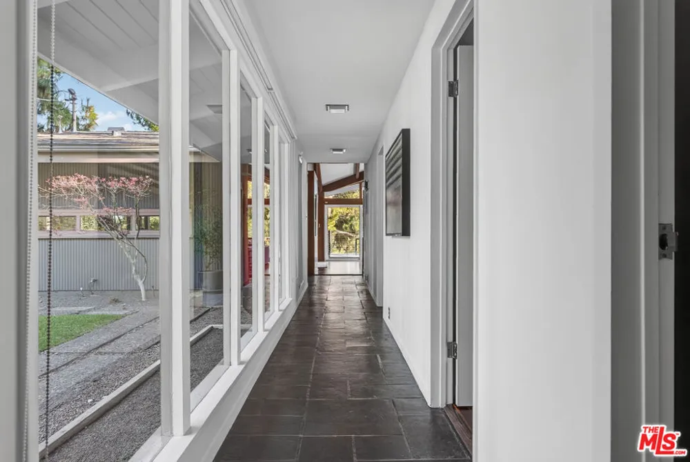 1604 Woodglen Lane Altadena, CA 91001