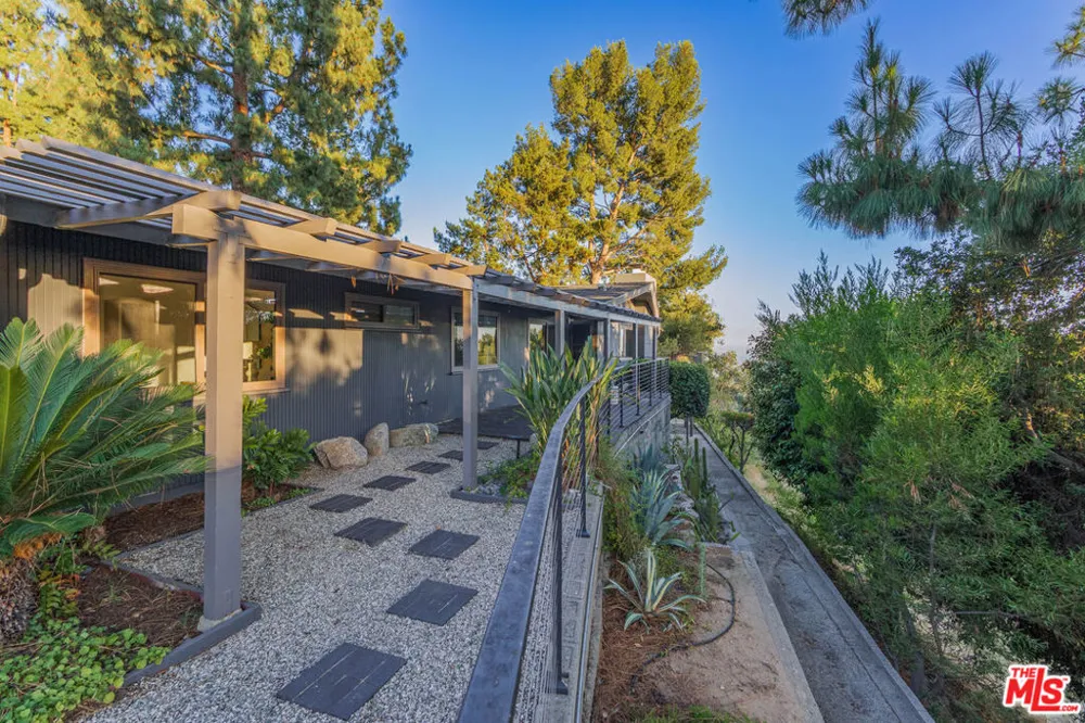 1604 Woodglen Lane Altadena, CA 91001