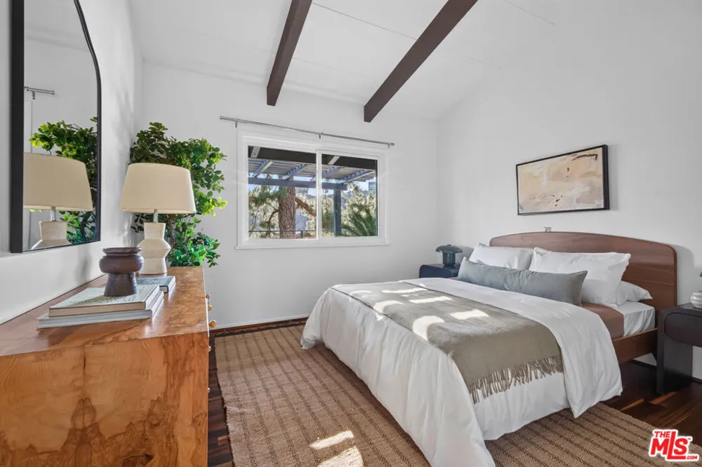 1604 Woodglen Lane Altadena, CA 91001