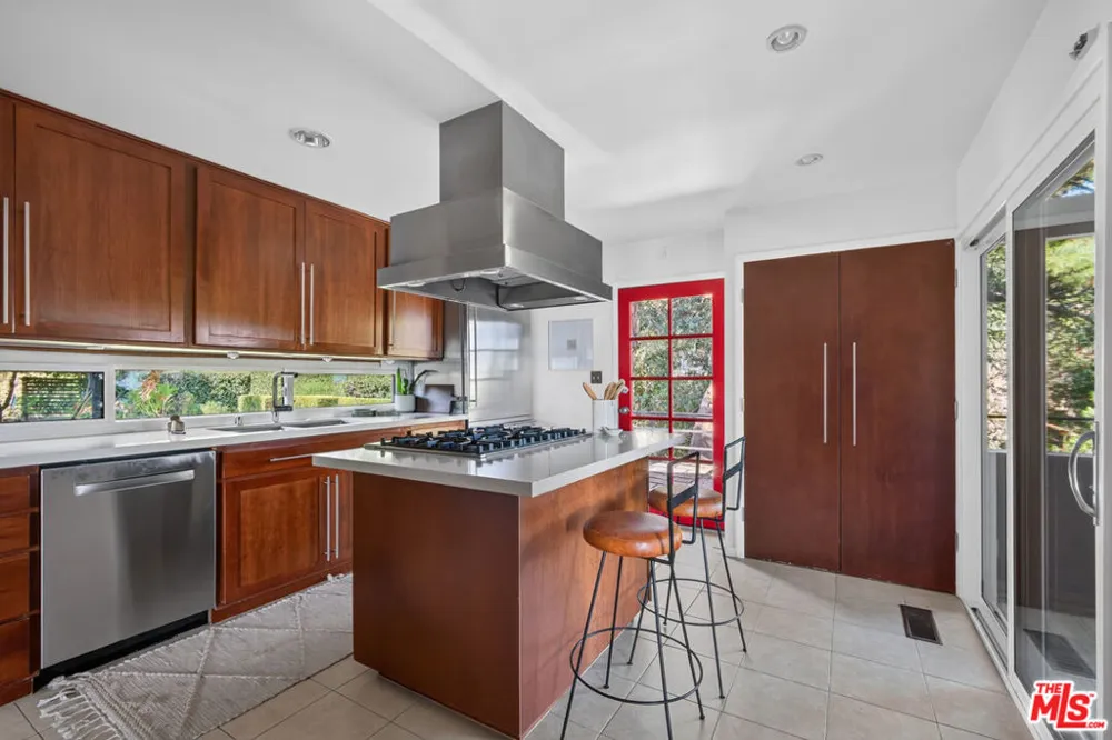 1604 Woodglen Lane Altadena, CA 91001