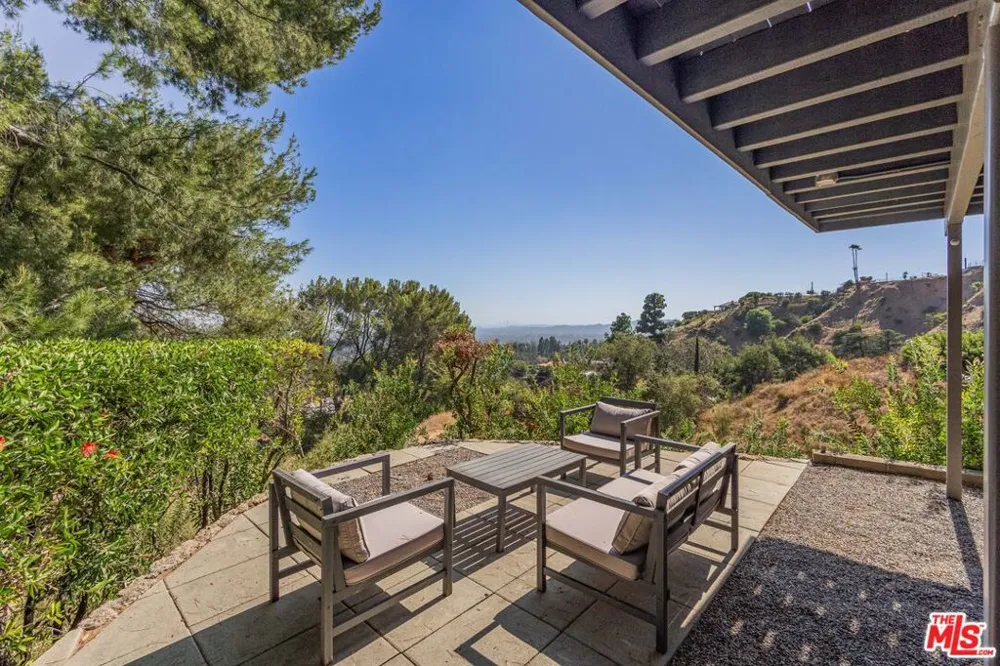 1604 Woodglen Lane Altadena, CA 91001