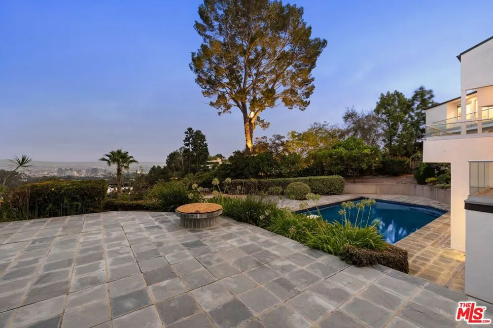 940 Linda Flora Drive Los Angeles, CA 90049