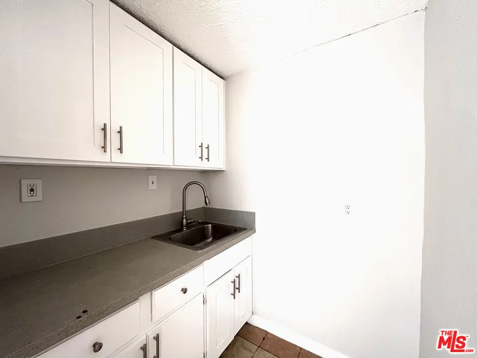 823 E 111th Drive #1/4 Los Angeles, CA 90059