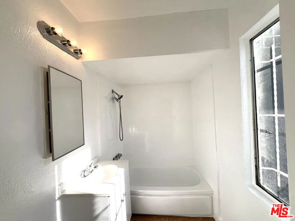823 E 111th Drive #1/4 Los Angeles, CA 90059