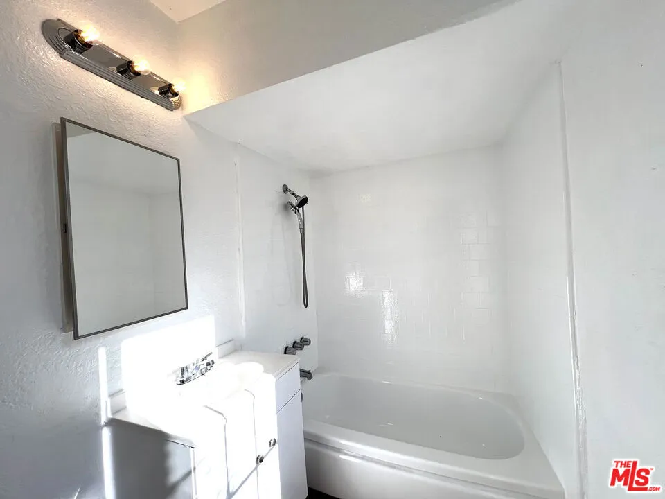823 E 111th Drive #1/4 Los Angeles, CA 90059
