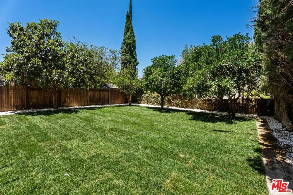 19701 Blythe Street Los Angeles, CA 91306