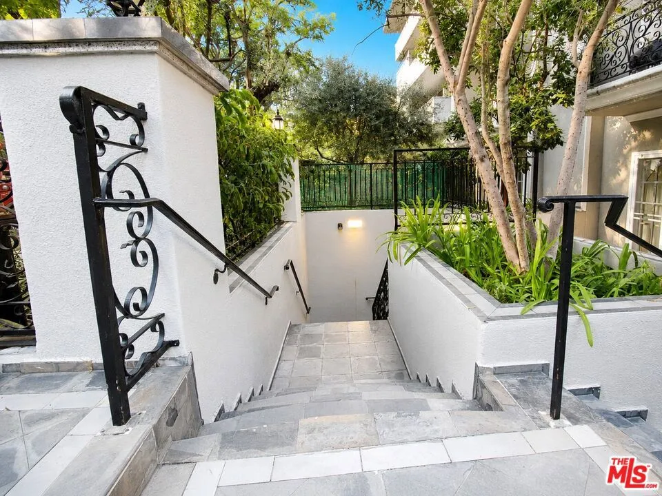 342 N Palm Dr #201 Beverly Hills, CA 90210