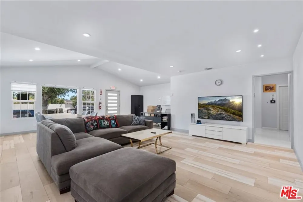 1213 S California Avenue Monrovia, CA 91016