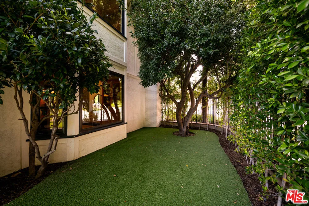 29402 Deerview Court Agoura Hills, CA 91301