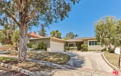2302 Duxbury Circle