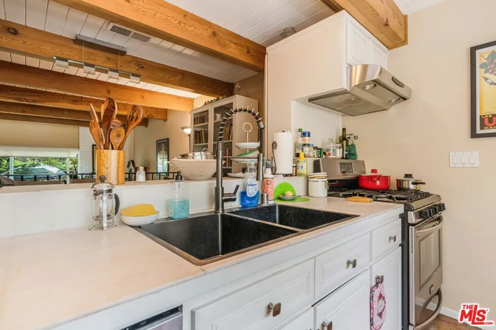 6249 Green Valley Circle Culver City, CA 90230