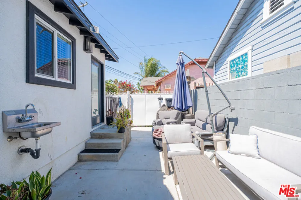 2016 10th Avenue Los Angeles, CA 90018