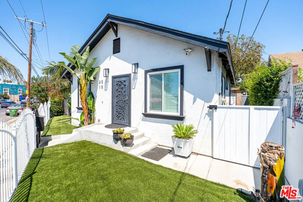 2016 10th Avenue Los Angeles, CA 90018