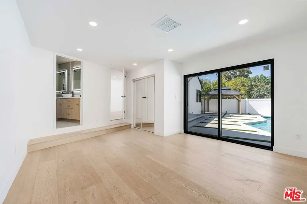 6150 Sylvia Avenue Tarzana, CA 91335