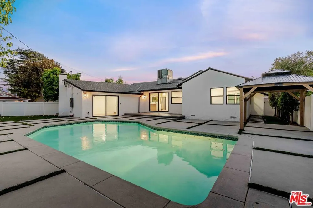 6150 Sylvia Avenue Tarzana, CA 91335