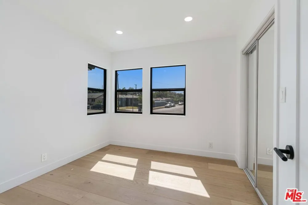 6150 Sylvia Avenue Tarzana, CA 91335