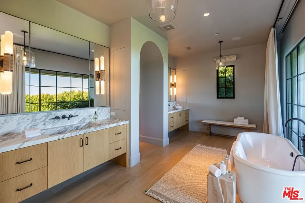 1362 Bella Oceana Vista Pacific Palisades, CA 90272