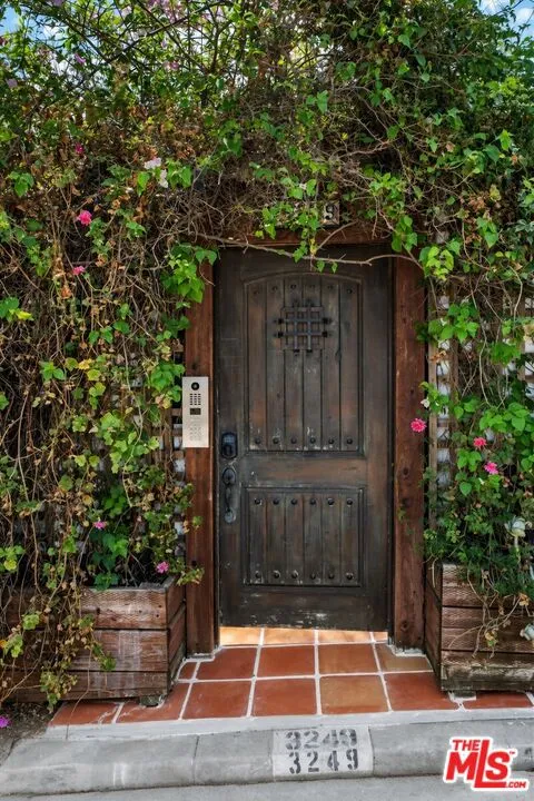 3249 Bennett Drive Los Angeles, CA 90068