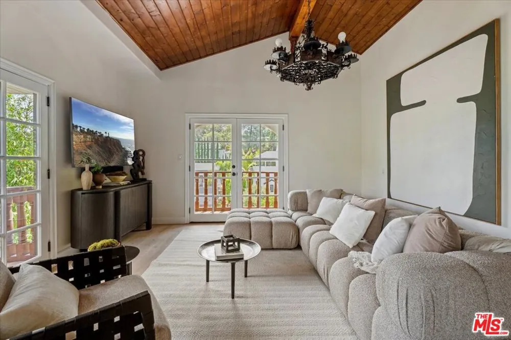 3249 Bennett Drive Los Angeles, CA 90068