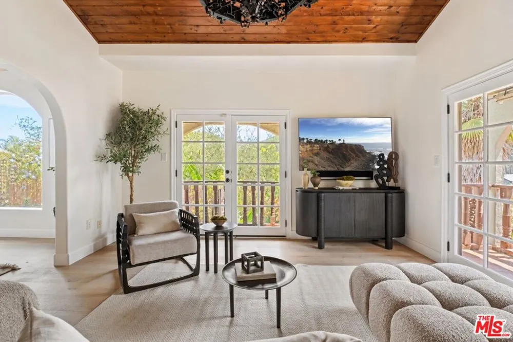 3249 Bennett Drive Los Angeles, CA 90068
