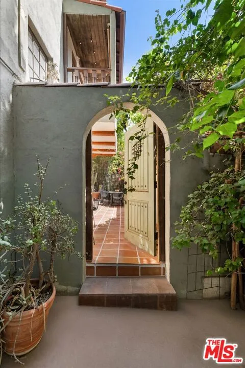 3249 Bennett Drive Los Angeles, CA 90068