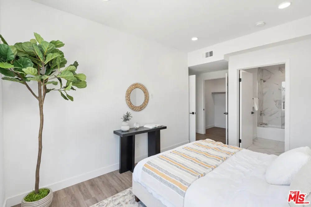 6144 Whitsett Avenue #204 North Hollywood, CA 91606