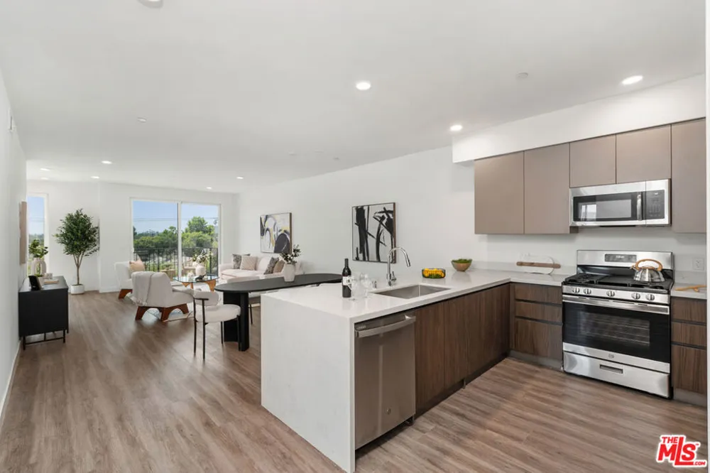 6144 Whitsett Avenue #204 North Hollywood, CA 91606
