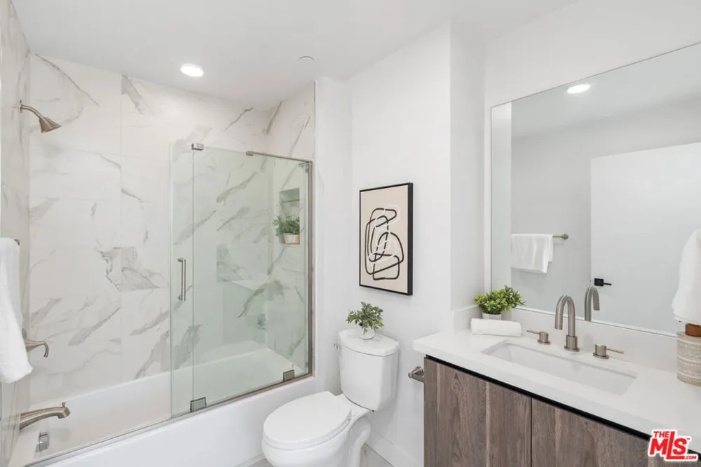 6144 Whitsett Avenue #204 North Hollywood, CA 91606