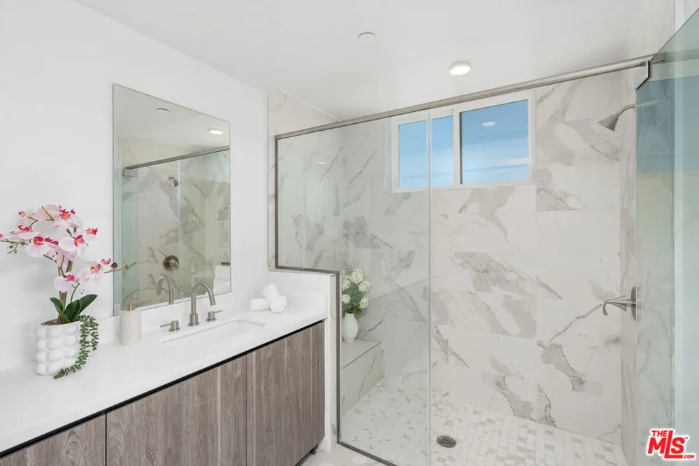 6144 Whitsett Avenue #204 North Hollywood, CA 91606