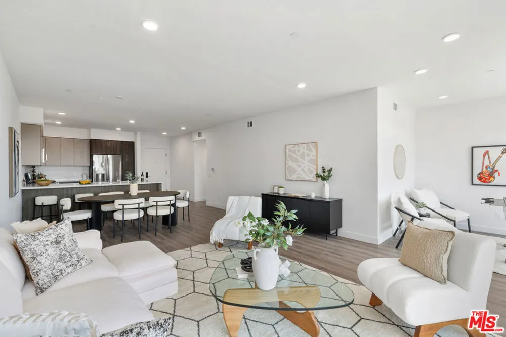 6144 Whitsett Avenue #204 North Hollywood, CA 91606