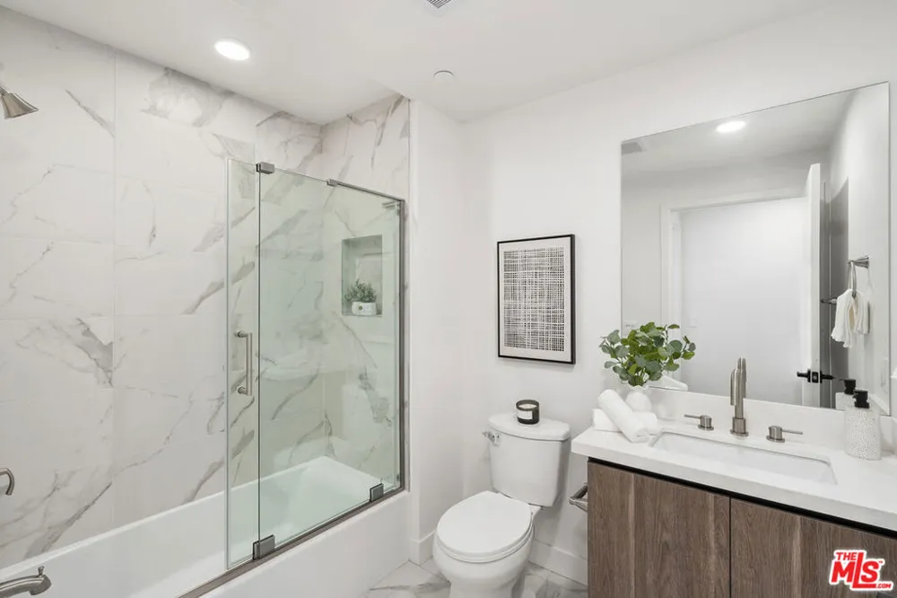 6144 Whitsett Avenue #204 North Hollywood, CA 91606