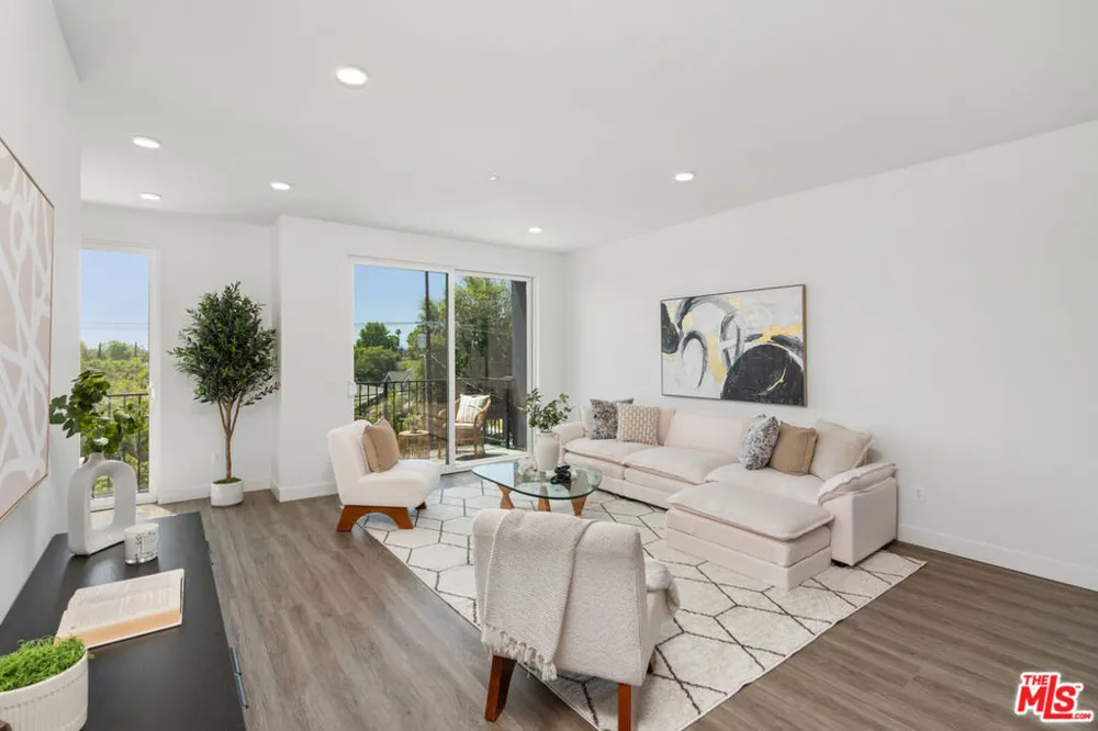 6144 Whitsett Avenue #204 North Hollywood, CA 91606
