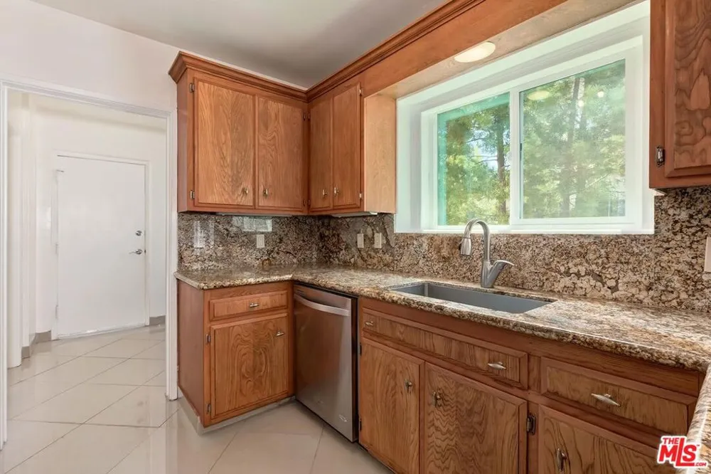 10574 Ashton Avenue Los Angeles, CA 90024