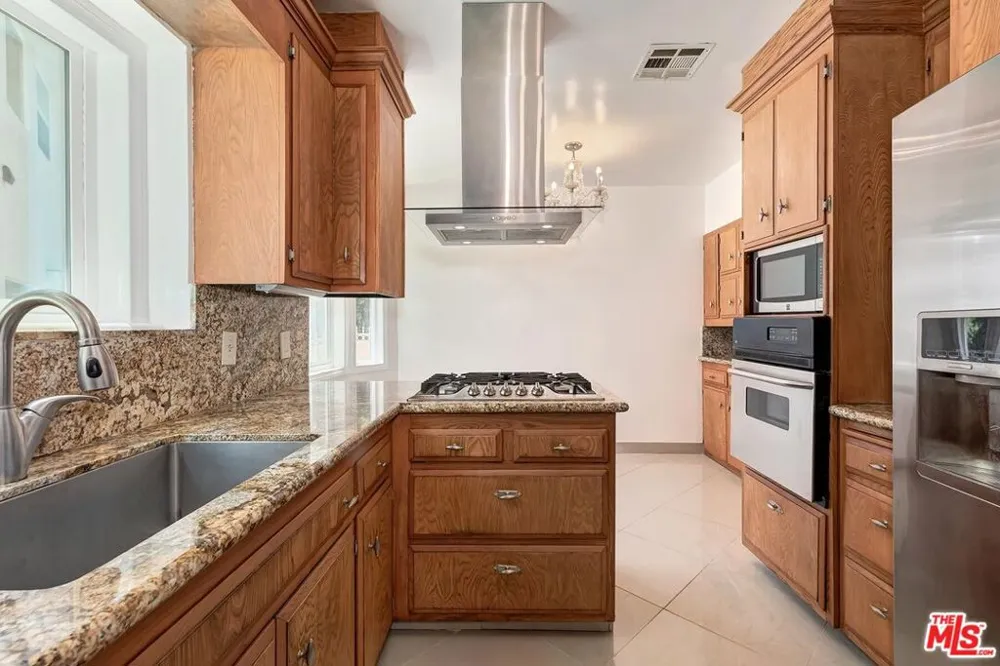 10574 Ashton Avenue Los Angeles, CA 90024