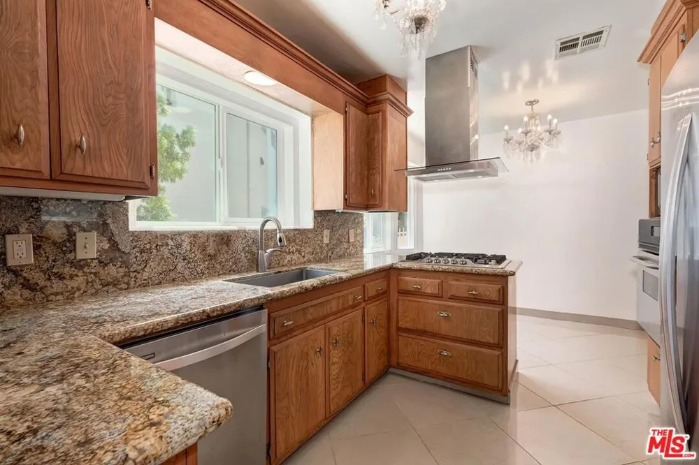 10574 Ashton Avenue Los Angeles, CA 90024
