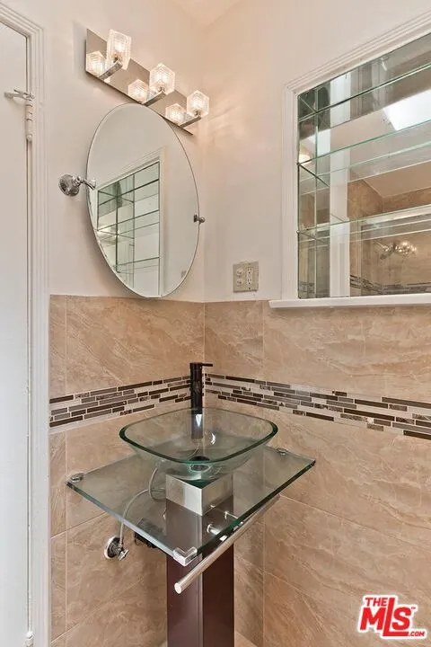 10574 Ashton Avenue Los Angeles, CA 90024