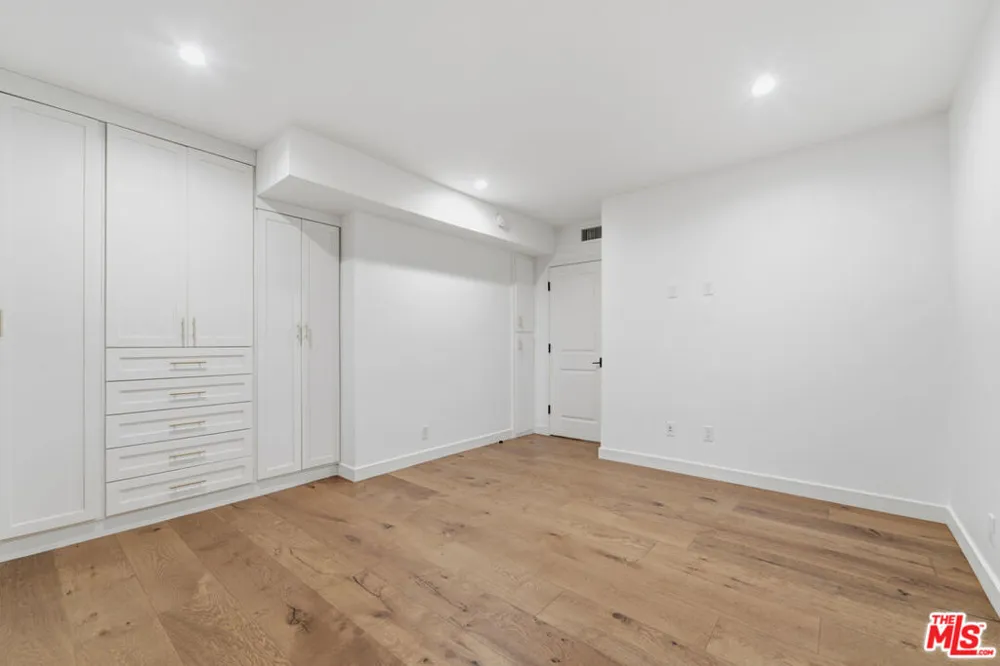 393 Huntley Drive West Hollywood, CA 90048