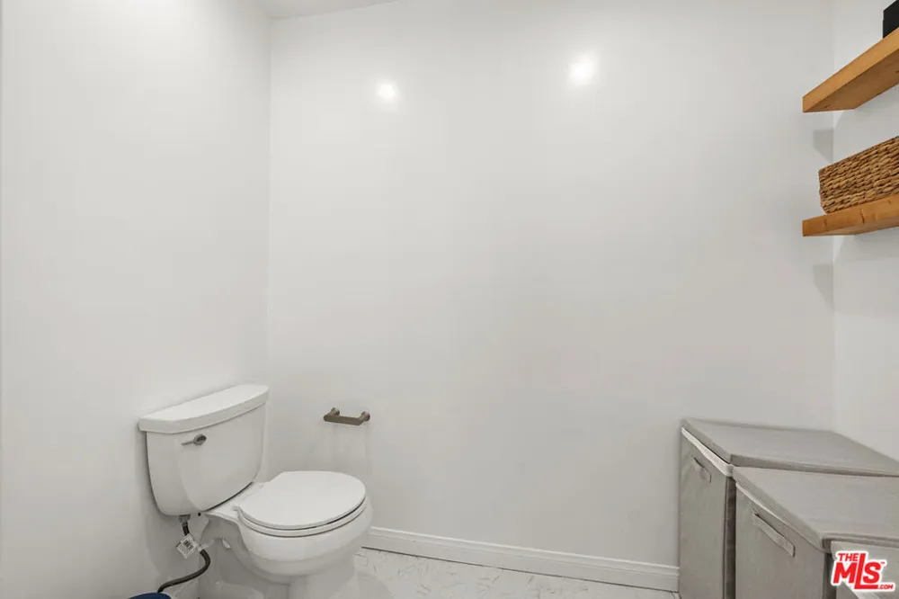 5651 Windsor Way #101 Culver City, CA 90230