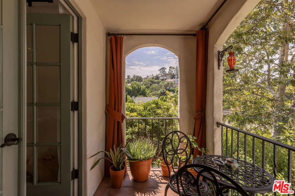 3145 La Suvida Drive Los Angeles, CA 90068