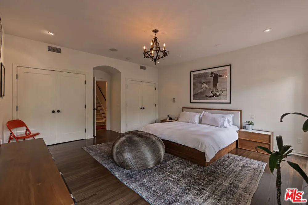 3145 La Suvida Drive Los Angeles, CA 90068