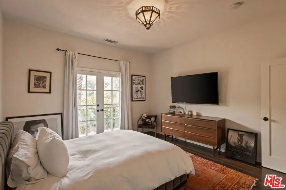 3145 La Suvida Drive Los Angeles, CA 90068