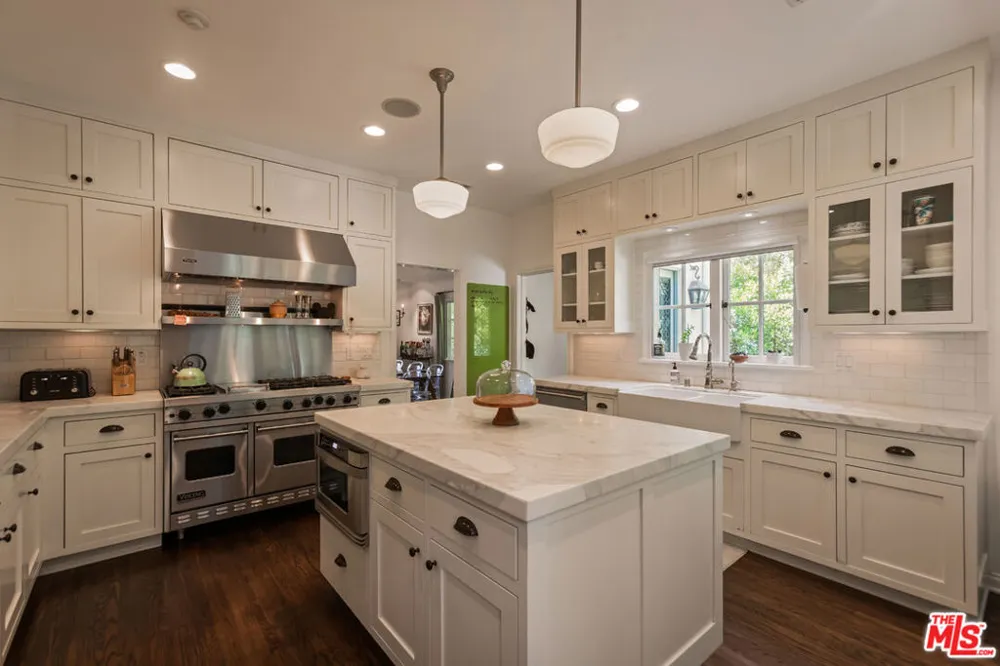 3145 La Suvida Drive Los Angeles, CA 90068