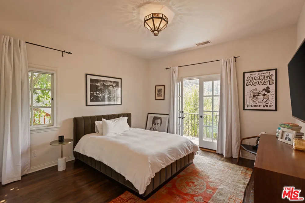3145 La Suvida Drive Los Angeles, CA 90068