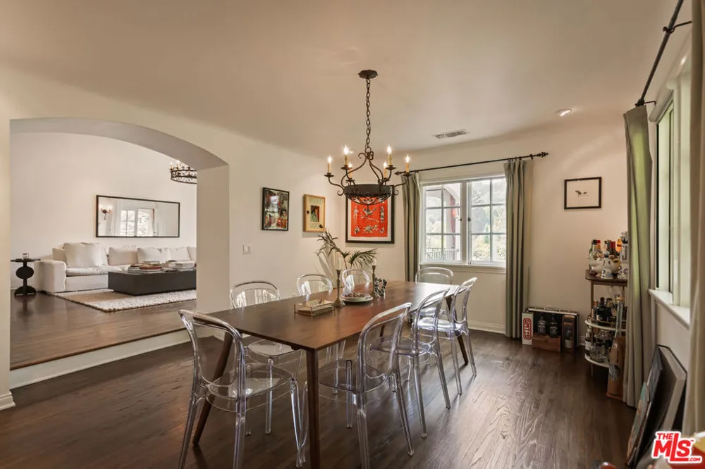 3145 La Suvida Drive Los Angeles, CA 90068