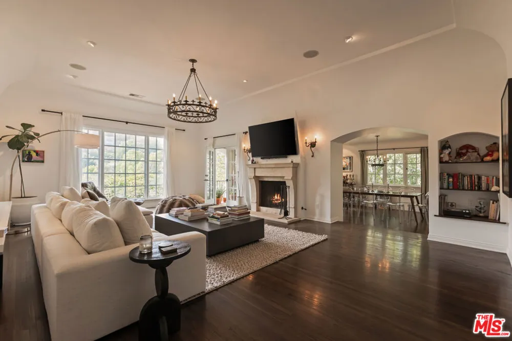 3145 La Suvida Drive Los Angeles, CA 90068