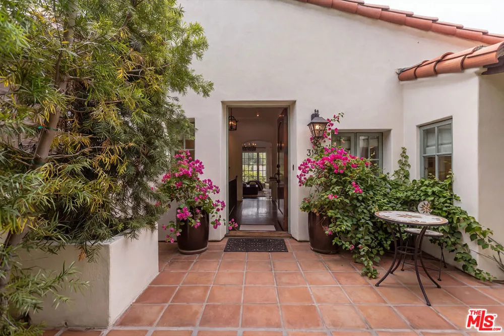 3145 La Suvida Drive Los Angeles, CA 90068